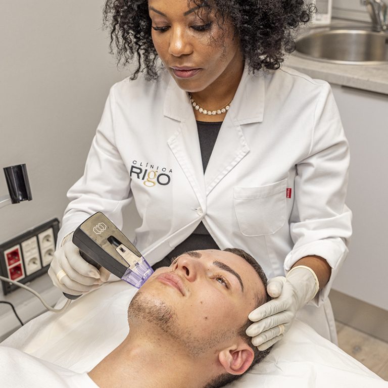 Nuestra especialista en Clínica Rigo realiza un tratamiento facial con tecnología de vanguardia, proporcionando resultados efectivos y personalizados para cada paciente.